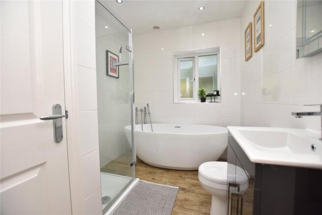 5 bed Detached for sale Image 9