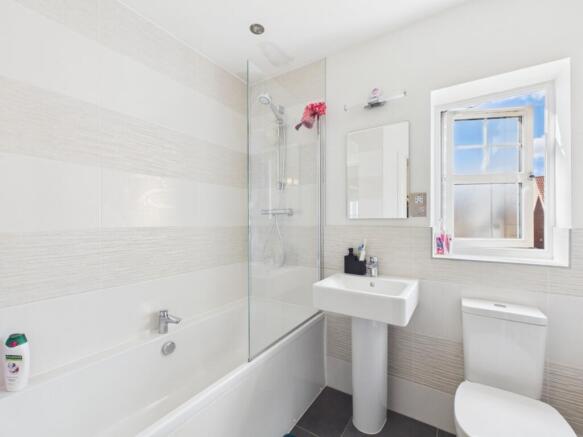4 bed Detached for sale Image 10