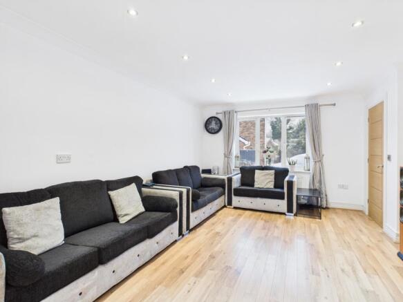 CAM03729G0-PR0205-STILL016