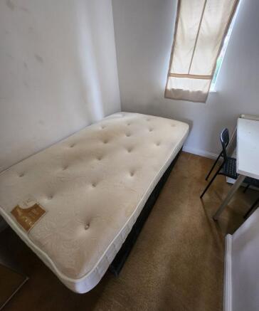 Compact single bedroom with a comfortable mattr...