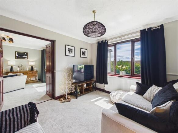 5 bed Detached for sale Image 7