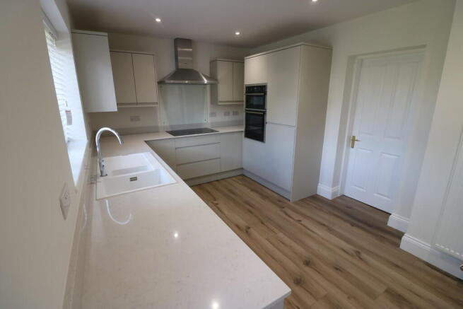 4 bed Detached to rent Image 8