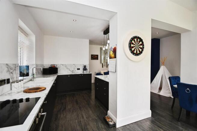 3 bed Semi-Detached for sale Image 10