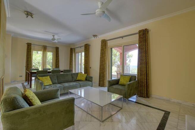 Lounge / Dining Area