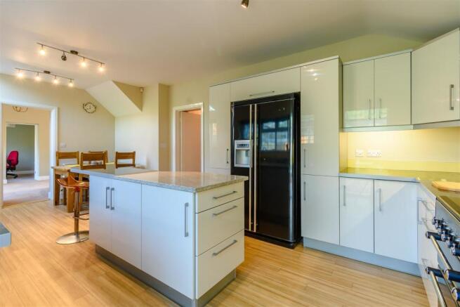 8439245-interior15.jpg