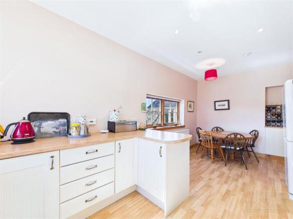 Kitchen & Dining Area