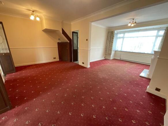 LIVING ROOM 21'9>10' x 16'6>11'3