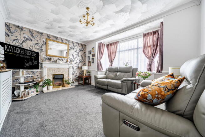Four-Bedroom Family Home with Large Private Garden, Three-Car Driveway and Garage photo 2