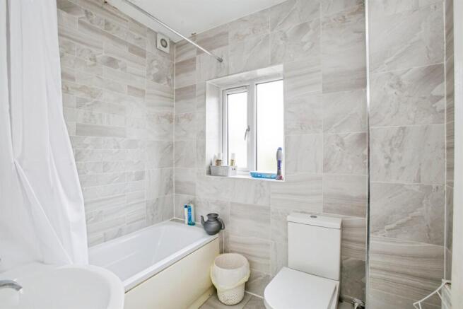 5 bed Detached for sale Image 8