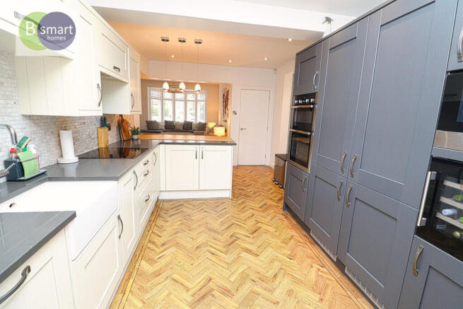 5 bed Detached for sale Image 6