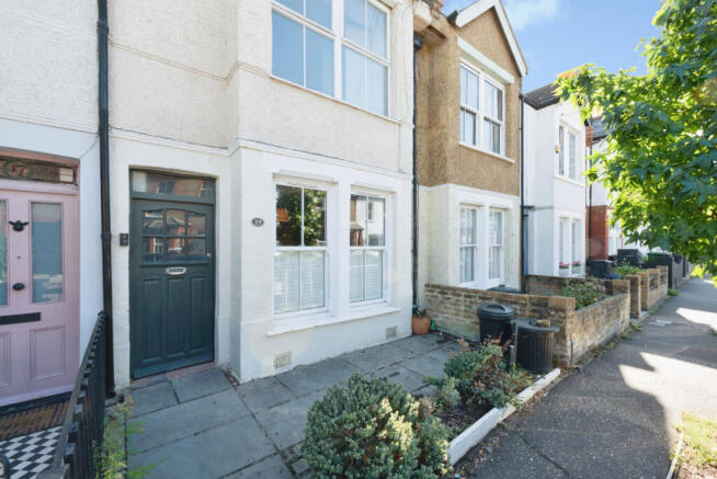 STUNNING NEWLY REFURBISHED MAISONETTE WITH PRIVAT