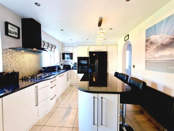 KITCHEN/BREAKFAST ROOM