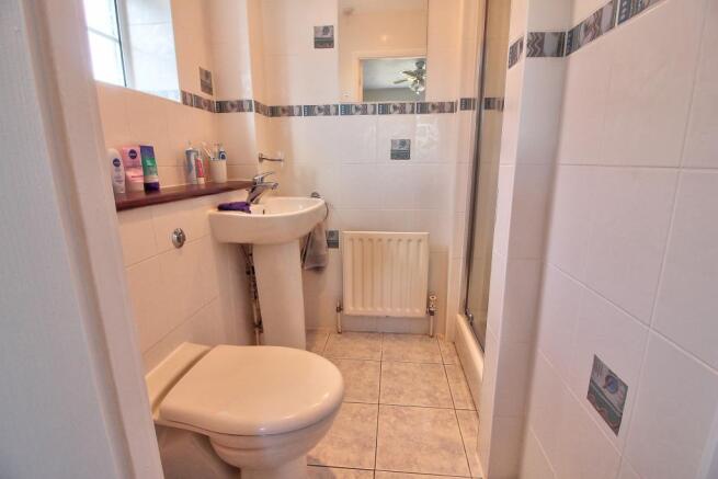 Master-bedroom ensuite 
