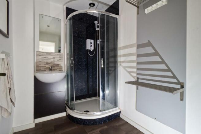 4 bed House to rent Image 8