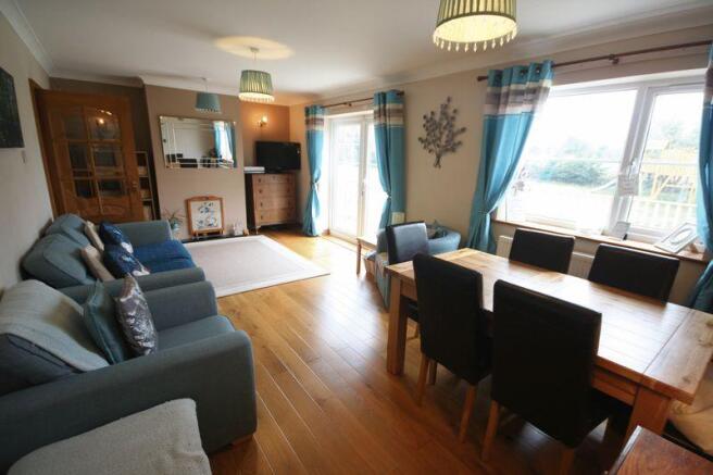 Lounge/ Dining...