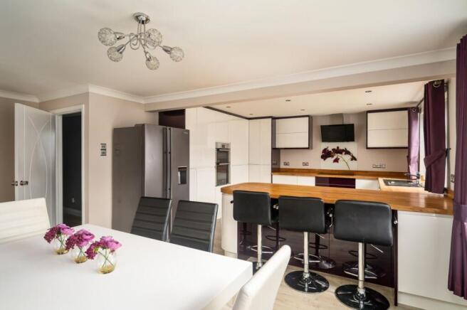4 bed Detached for sale Image 4