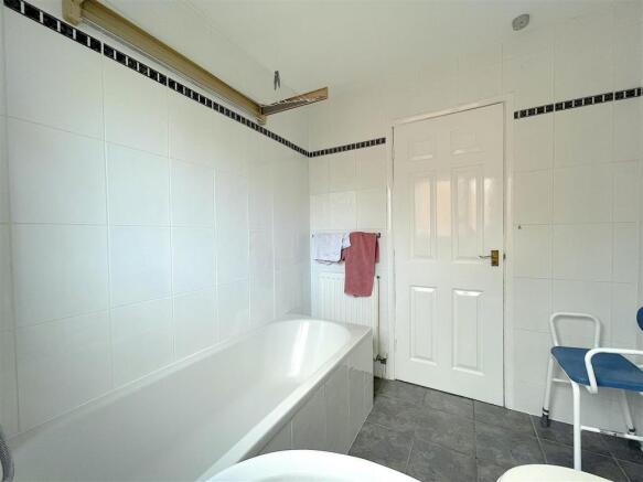 Family Bathroom (2).jpeg