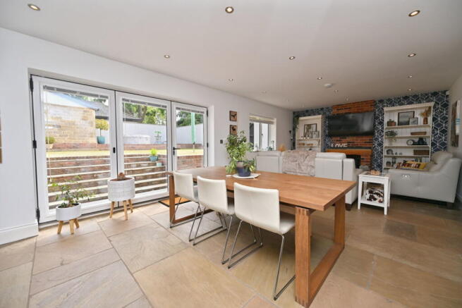 6 bed Detached for sale Image 6