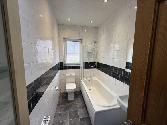 4 bed House to rent Image 7