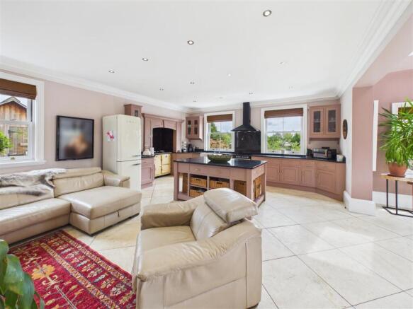 7 bed Detached for sale Image 5
