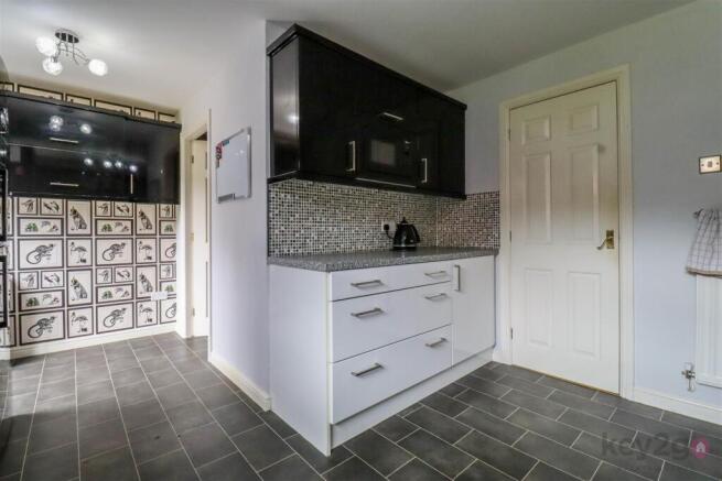 4 bed Detached for sale Image 7