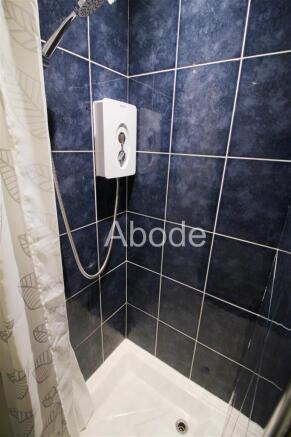4 bed House to rent Image 5