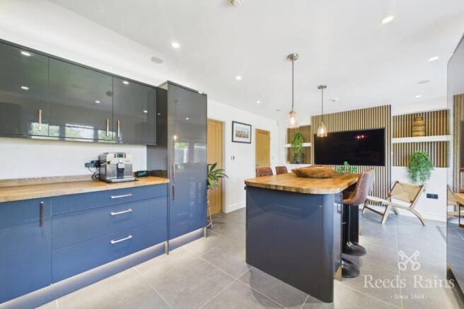 4 bed Detached for sale Image 11