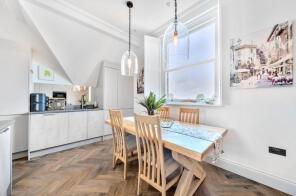 Flat 5, Glebe House, Cross Lanes, Guildford GU1 1SX
