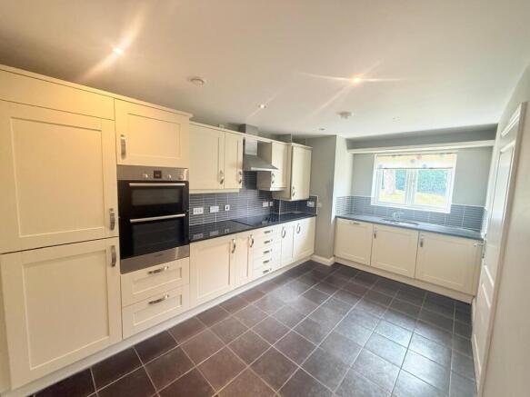 2 bed Flat to rent Image 12