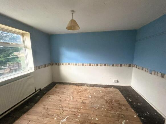 56 Martins Croft - Bedroom1.jpg
