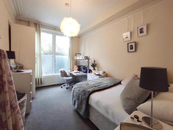 Bright, tidy bedroom with a comfortable single ...