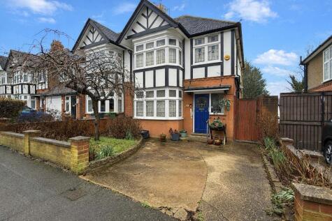 Elmwood Cresent, Old Bedford Road Area, Luton, Bedfordshire, LU2 7HX