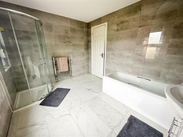ALTERNATE VIEW OF BATHROOM