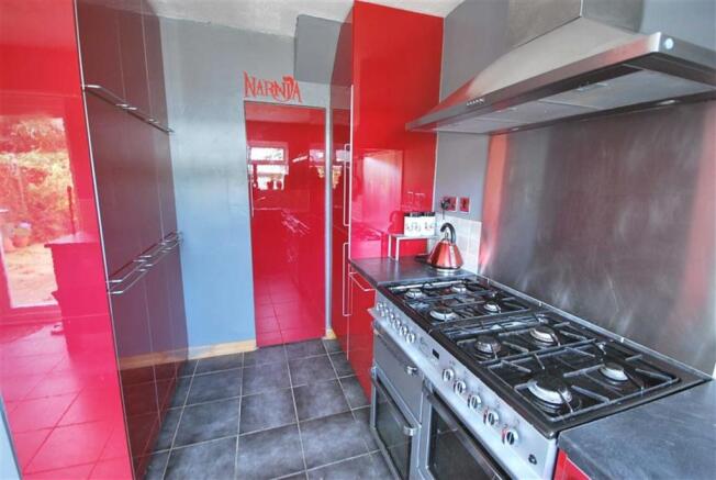 MODERN FITTED KITCHEN