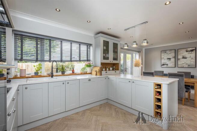 Barrington Close, Radcliffe-On-Trent, Nottingham photo 4
