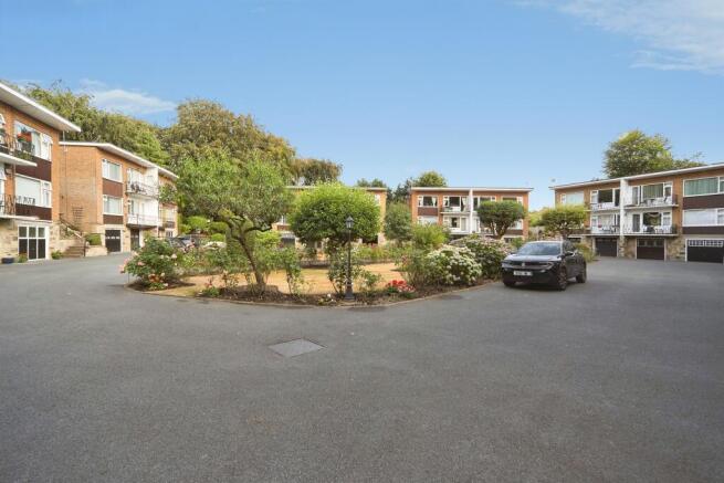 2 bed Flat for sale Image 11