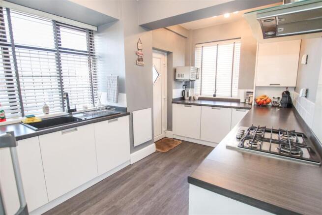 FITTED KITCHEN