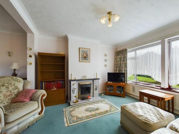 LOUNGE/DINING ROOM