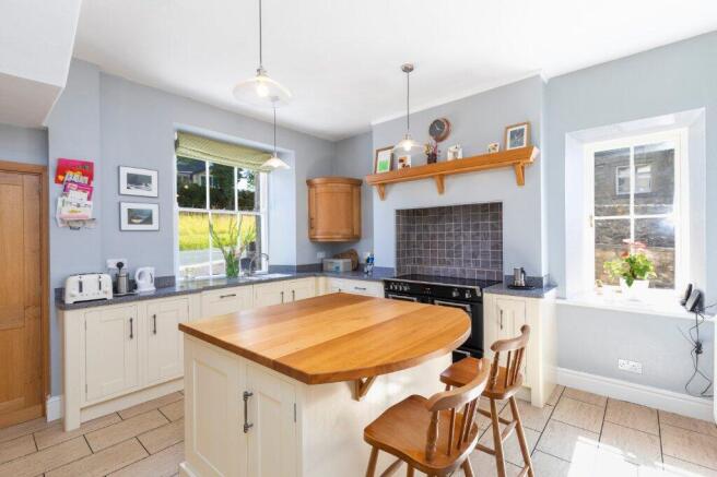 5 bed Semi-Detached for sale Image 6