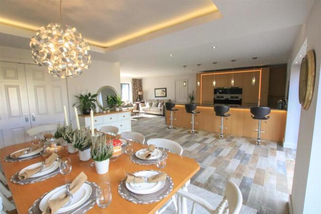 STUNNING CONTEMPORARY LIVING/ DINING/ KITCHEN