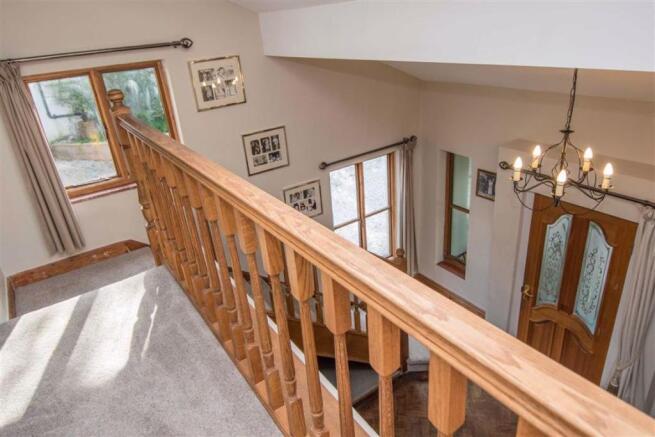 FIRST FLOOR GALLERIED LANDING