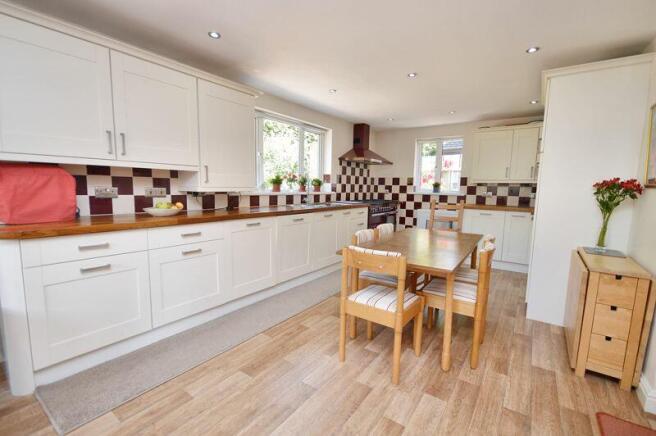 Open plan kitchen/dining/living