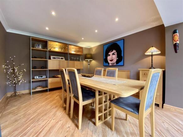 4 bed Detached to rent Image 7