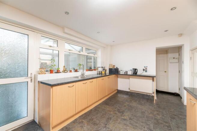 5 bed Semi-Detached for sale Image 5