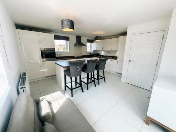 5 bed Detached for sale Image 7