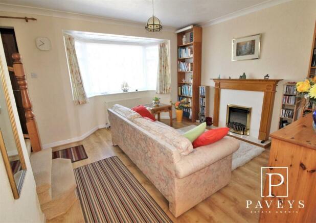 ENTRANCE HALL/SITTING ROOM
