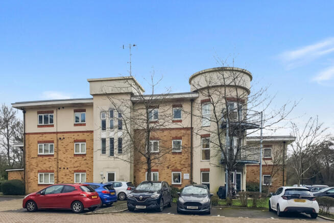 TOP FLOOR, ONE BEDROOM APARTMENT IN STYLISH AND M