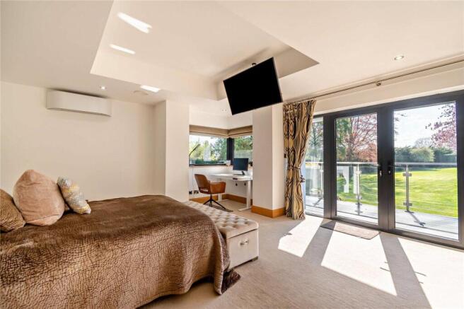 5 bed Detached for sale Image 8