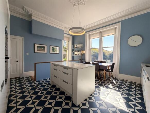 6 bed Semi-Detached to rent Image 4