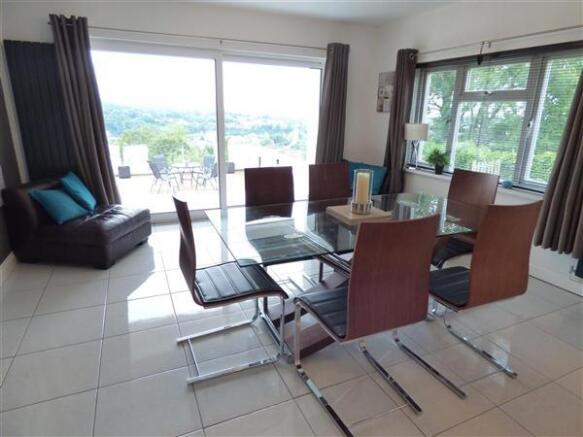 KITCHEN/DINING